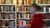 "Странно, что экстремист Оскар Уайльд еще продается". Из книжных в России требуют убрать Славоя Жижека и Рю Мураками. Что происходит?