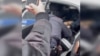 В Петербурге полицейские попытались силой задержать 14-летнюю девочку за то, что она перешла дорогу в неположенном месте 
